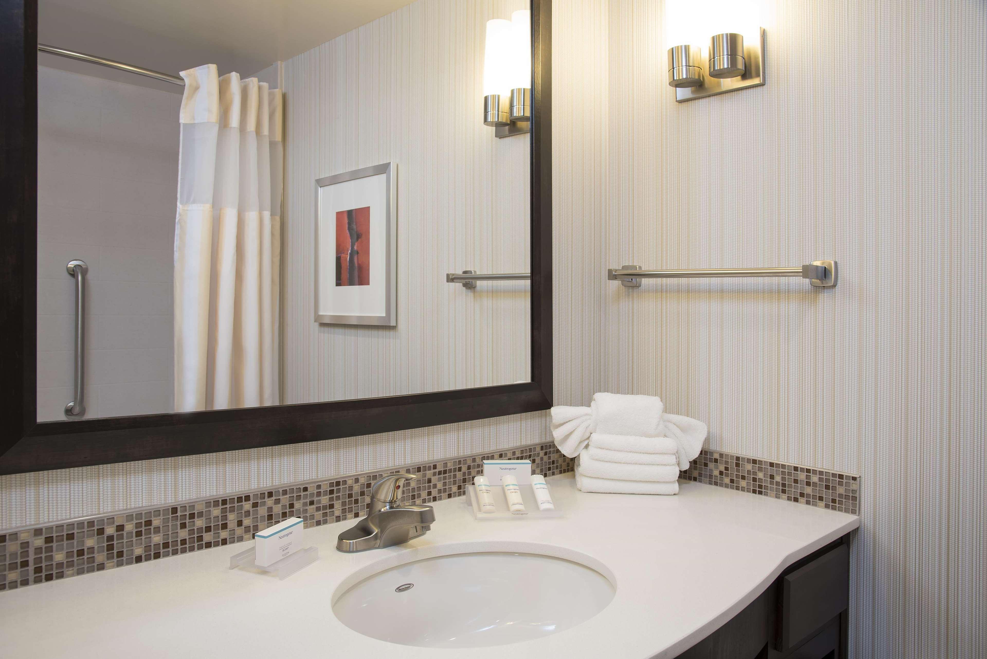 Hilton Garden Inn Louisville Downtown Bagian luar foto