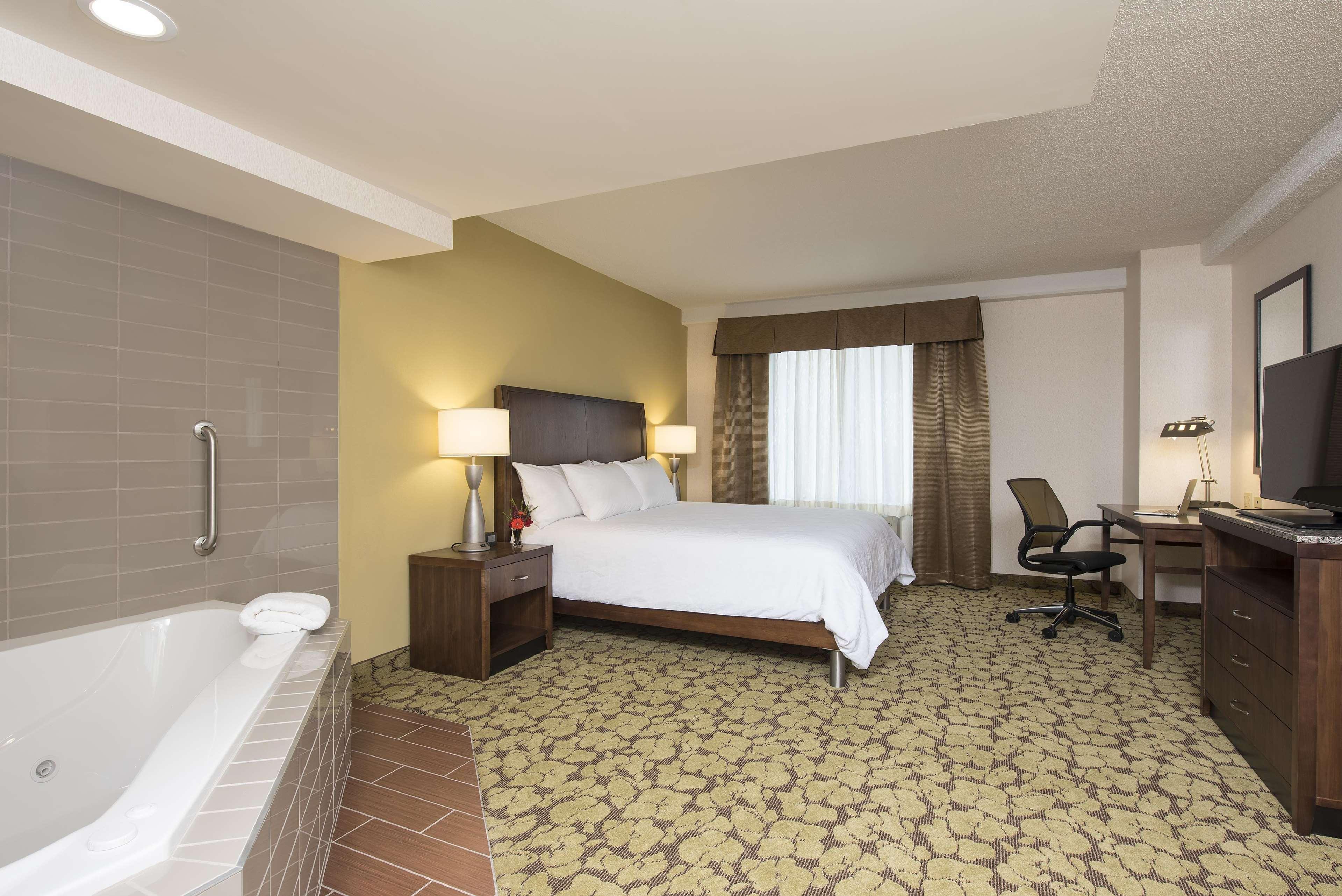 Hilton Garden Inn Louisville Downtown Bagian luar foto
