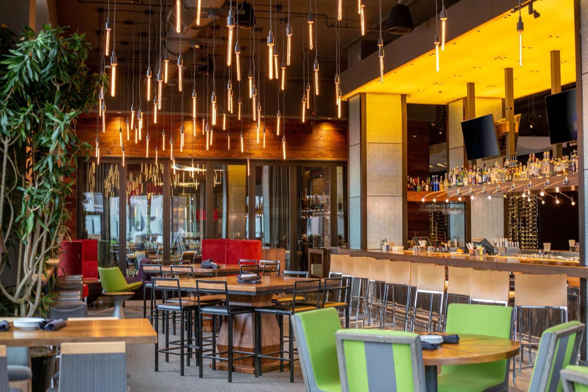 Hilton Garden Inn Louisville Downtown Bagian luar foto