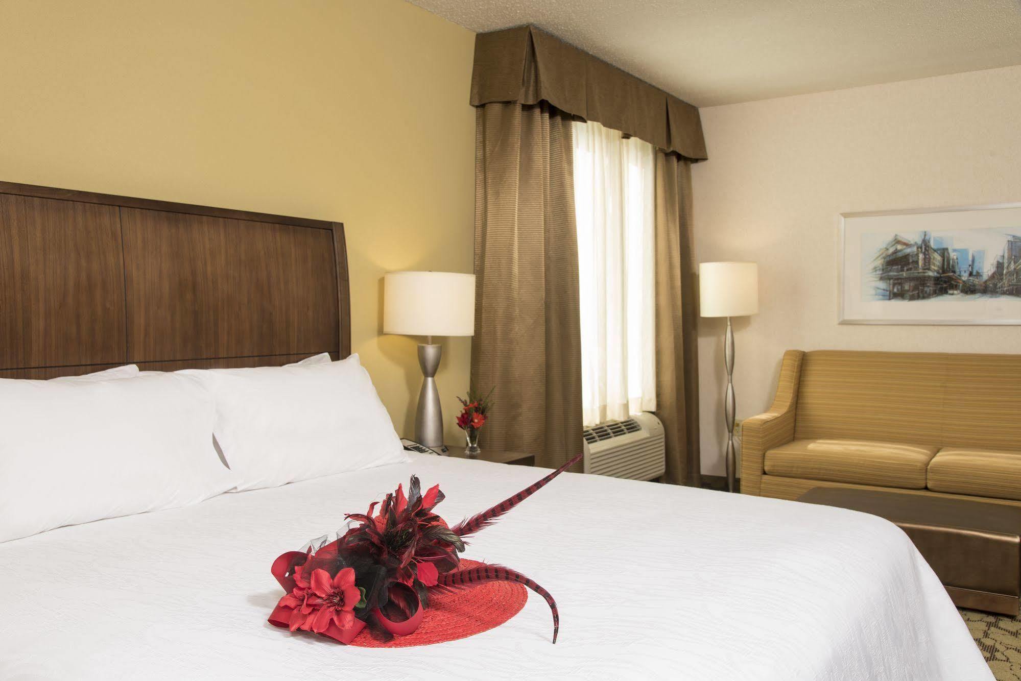 Hilton Garden Inn Louisville Downtown Bagian luar foto